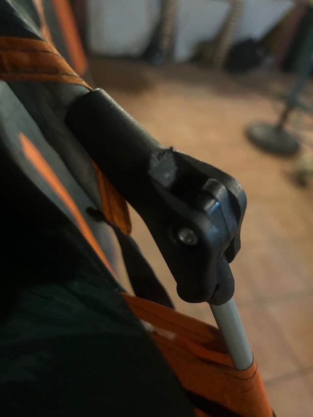 Tienda de campaña verde y naranja