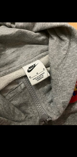Sudadera Nike gris con logo FC Barcelona