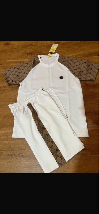 Conjunto deportivo blanco y marrón
