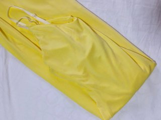 Vestido amarillo con capa de gasa