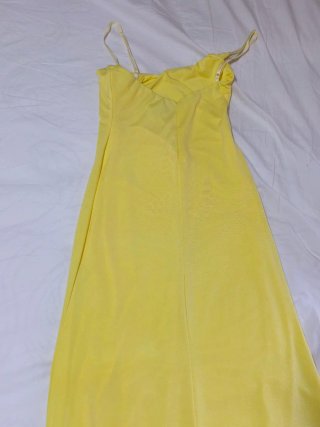 Vestido amarillo con capa de gasa