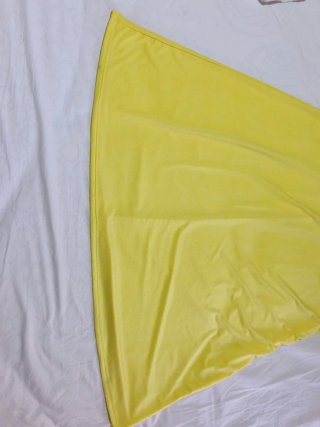 Vestido amarillo con capa de gasa