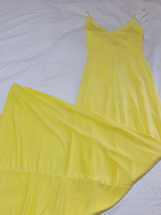 Vestido amarillo con capa de gasa