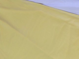 Vestido amarillo con capa de gasa