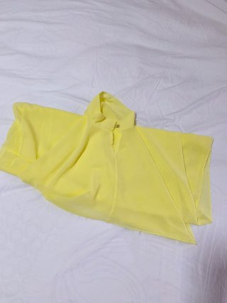 Vestido amarillo con capa de gasa
