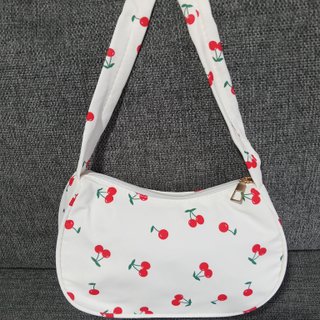Bolso de hombro blanco con cerezas rojas
