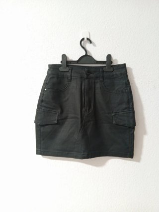 Faldas negra dé piel y peto vaquero talla S