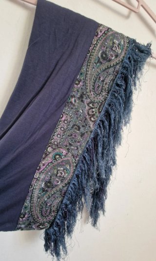 Sciarpa con frange blu e viola