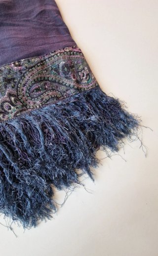 Sciarpa con frange blu e viola