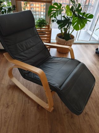 Sillón balancín madera y tela con reposapiés