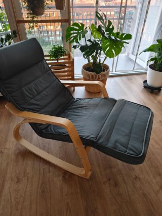 Sillón balancín madera y tela con reposapiés