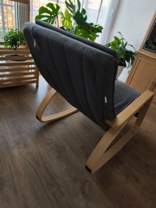 Sillón balancín madera y tela con reposapiés
