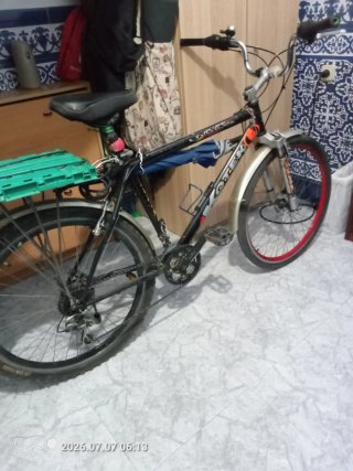 Bicicleta con cesta para compras