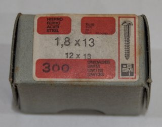 8 CAJAS ANTIGUAS DE TORNILLOS DE HIERRO. 1,8X13