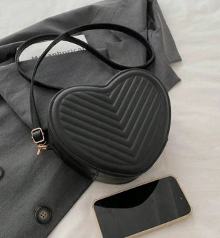Bolso Negro Corazón Acolchado