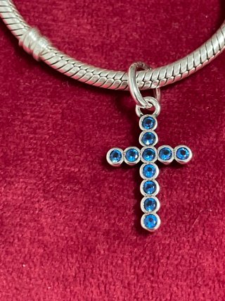 Charm Cruz con Circonitas Azules