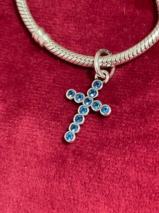 Charm Cruz con Circonitas Azules