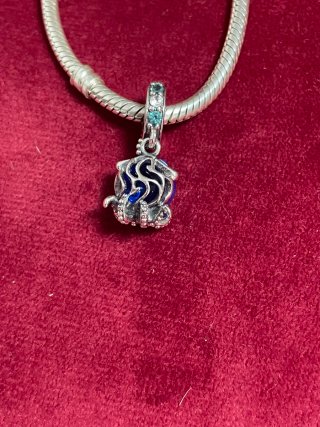 Charm pulpo azul y plateado
