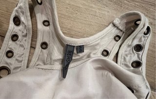 Top gris con ojales