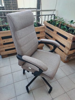 Silla de escritorio cómoda con reposapiés