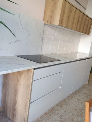 Cocina a medida blanca y madera