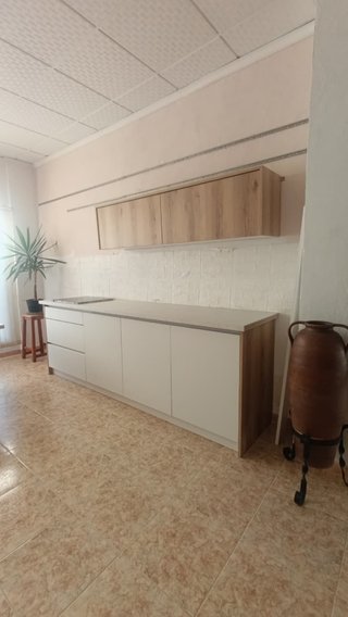 Cocina a medida blanca y madera