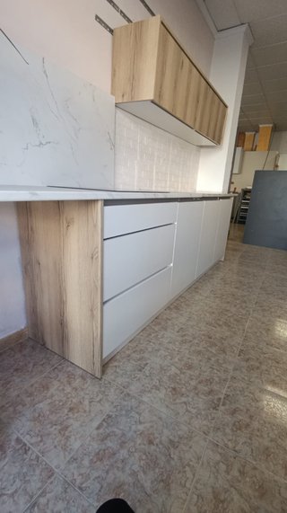 Cocina a medida blanca y madera