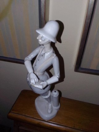 Figura de porcelana blanca