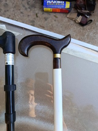 Bastones ortopédicos negros y blancos