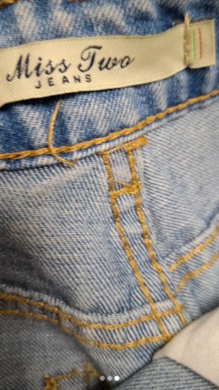 Shorts vaqueros desgastados con pedrería