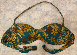 Costume due pezzi verde con fiori