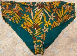 Costume due pezzi verde con fiori