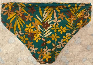 Costume due pezzi verde con fiori