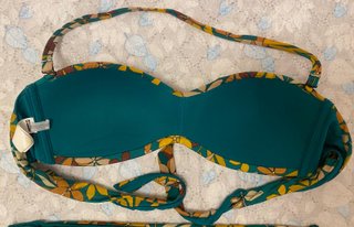 Costume due pezzi verde con fiori