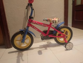 Bicicleta infantil rosa y azul