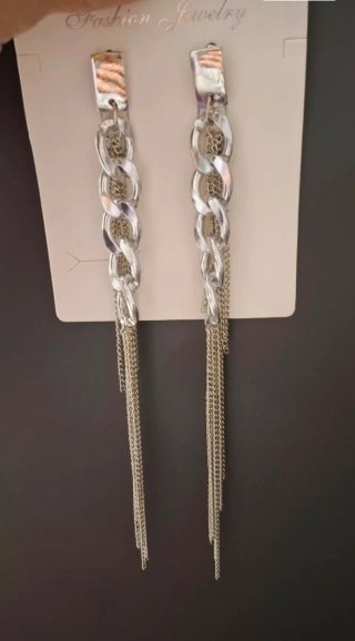 Pendientes largos plateados con cadenas