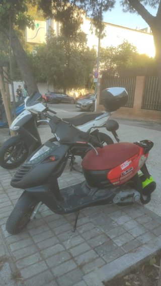 Aprilia Sonic Scooter Negra y Roja