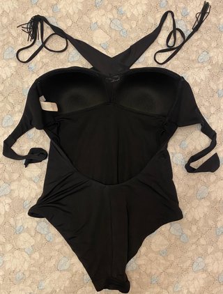 Costume intero nero con lacci e pon pon