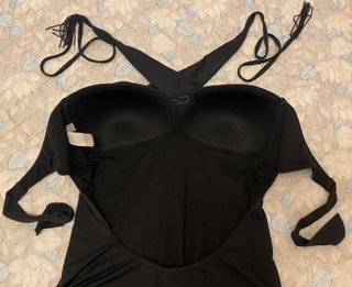 Costume intero nero con lacci e pon pon