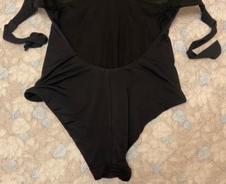 Costume intero nero con lacci e pon pon