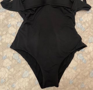 Costume intero nero con lacci e pon pon
