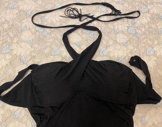 Costume intero nero con lacci e pon pon