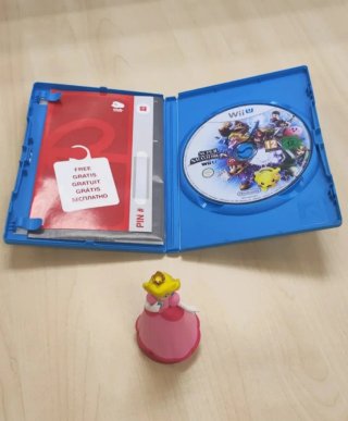 Super Smash Bros Wii U + Amiibo Peach