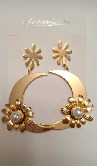Pendientes dorados con perlas y flores
