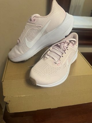 Zapatillas deportivas rosas y blancas