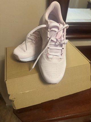 Zapatillas deportivas rosas y blancas