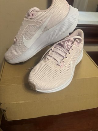 Zapatillas deportivas rosas y blancas