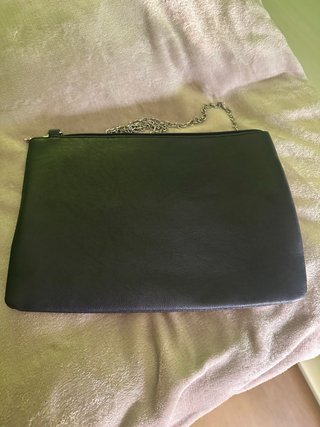 Bolso negro con cadena plateada