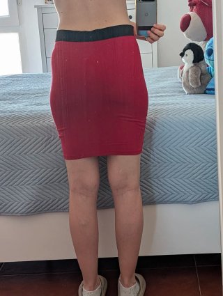 Falda corta Stradivarius roja entallada