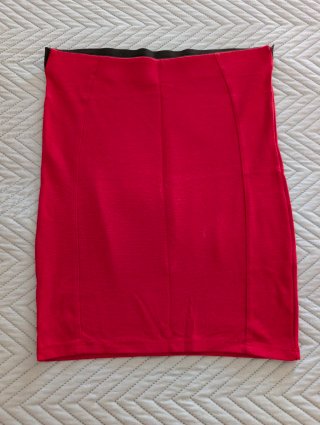 Falda corta Stradivarius roja entallada